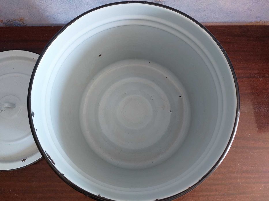 Кастрюли 15литр, 7литр, таз эмалирован.