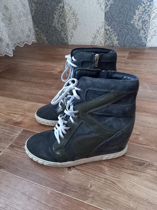 Продам ботинки сникерсы хорошее состояние