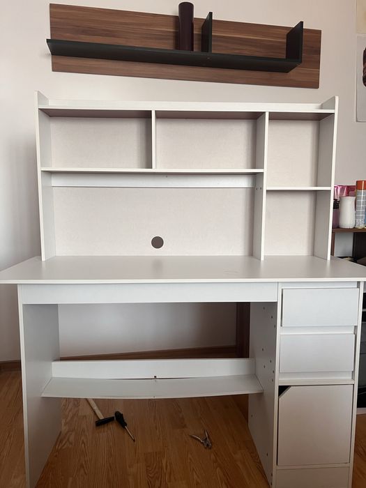 Birou cu dulapuri mici pentru depozitare