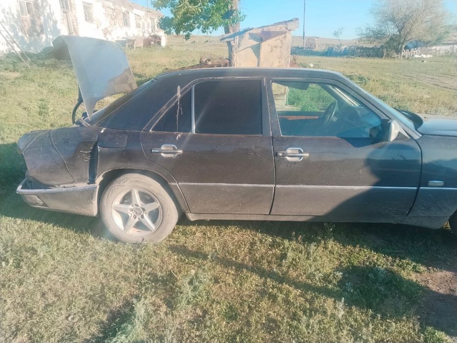 Машина Мерседес 200 Е черный