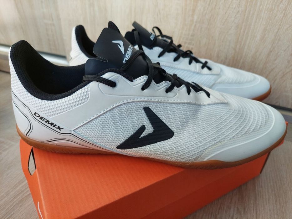 Кроссовки-бутсы        .