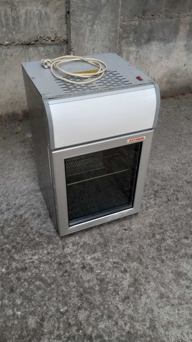 Продавам малка хл. витрина