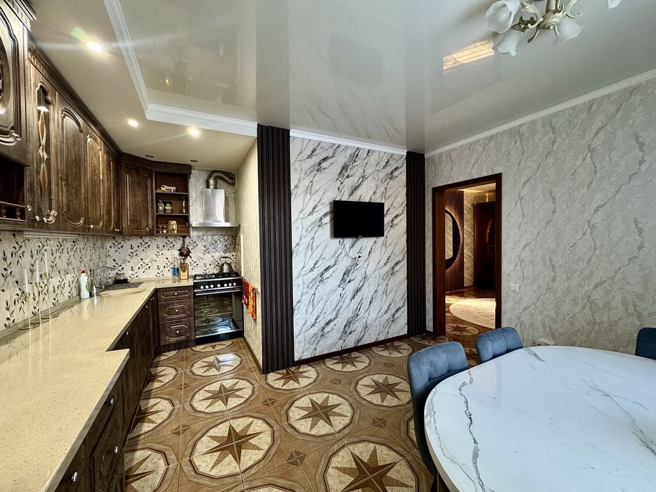 Дом 2 этажа, баня, бассейн, гараж.