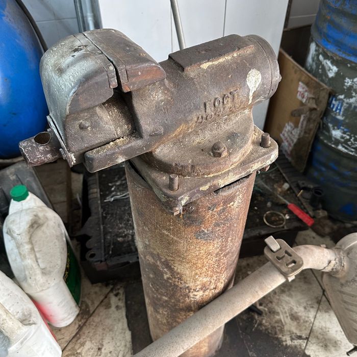 Тиски советские с подставкой