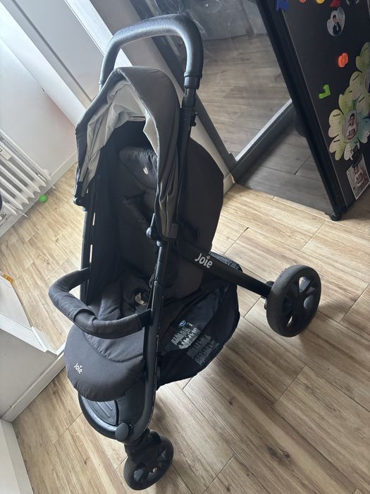 Carucior pliabil Joie folosit 2 ani