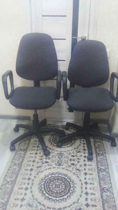 Kreslo sotiladi. 2 ta dona. Amortizator ishlidi. Spinkasi ishlamidi.