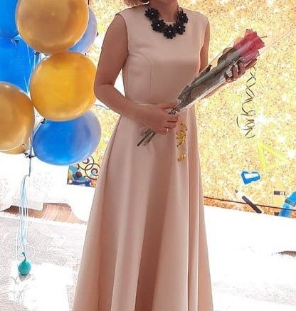 Прокат с орнаментами платье с накидкой