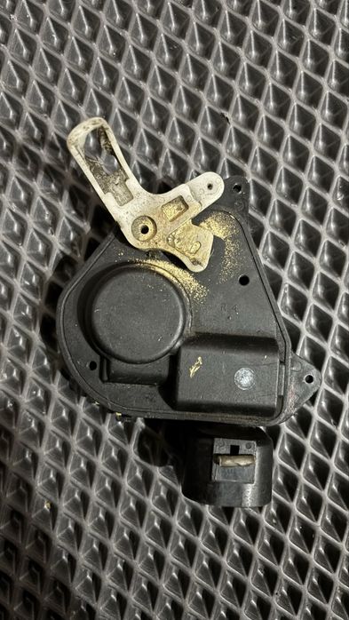 Замок левой двери Тойота