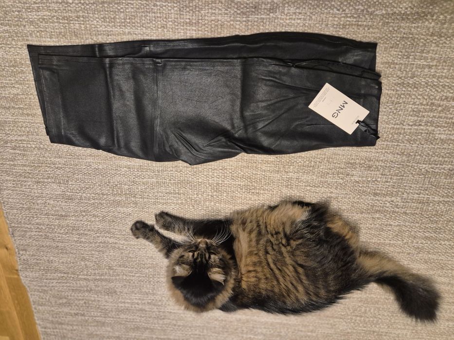 Pantaloni de piele Mango