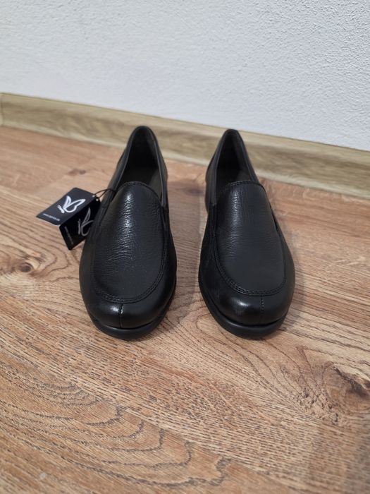 Vând pantofi damă Caprice din piele naturală, model slip-on, mărime 36
Descriere: