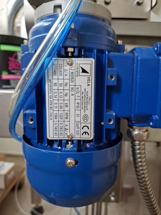 Машина за запечатване на кофички с алуминиево фолио