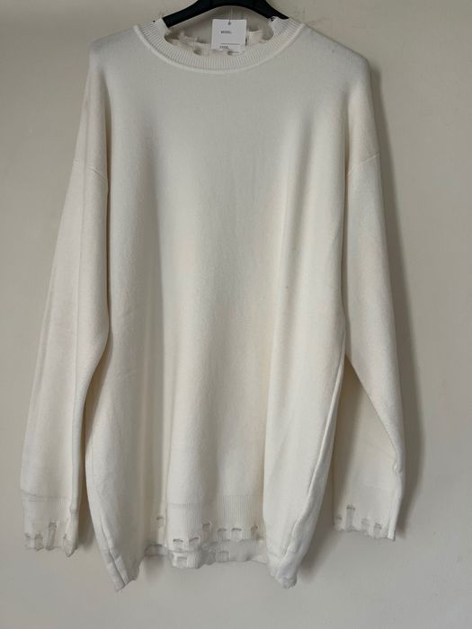 Pulover lung alb cu detalii guler mâneci