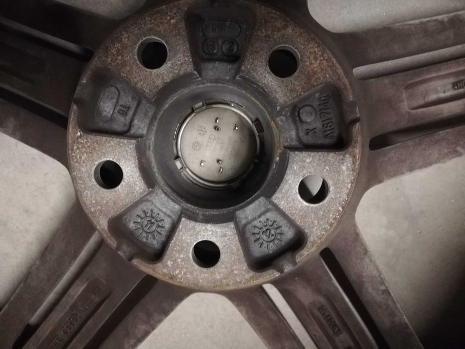 Продавам оригинални  алуминиеви джанти  за Ауди А8  R20