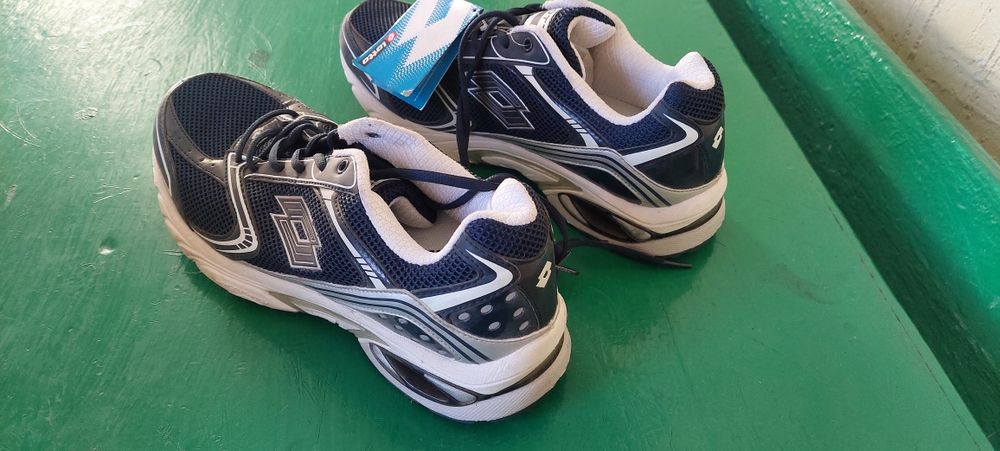 Продам кроссовки