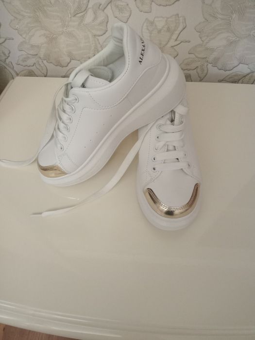 Женские кроссовки