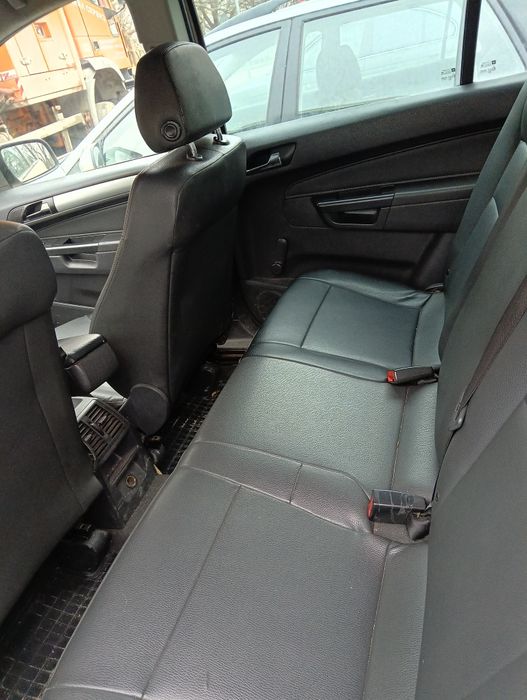 Продавам Опел Зафира