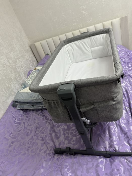 Манеж-кровать серого цвета