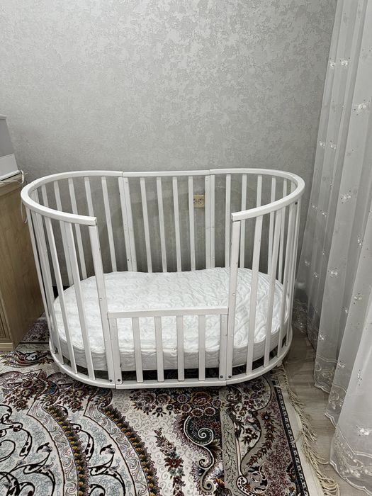 Отдаю детскую кровать бесплатно, с матрасом и подушками.