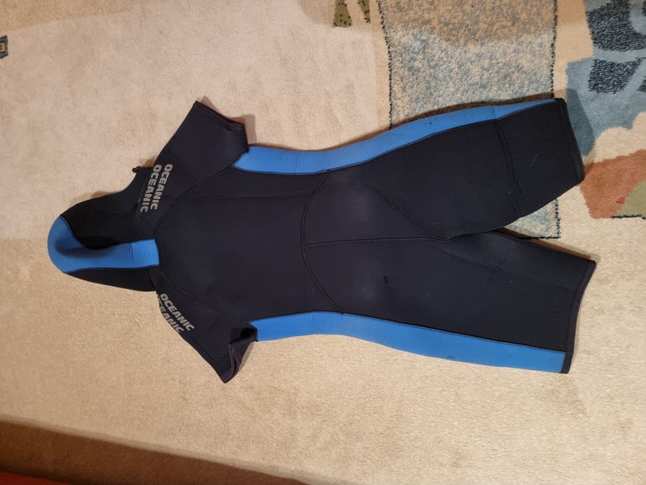 Costume neopren folosite in stare bună