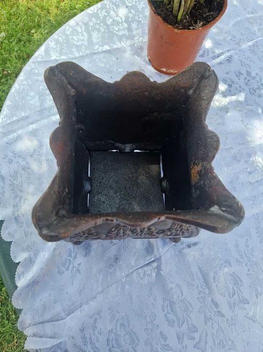 Jardiniera din fonta