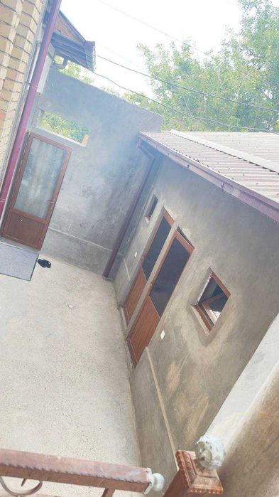 Zangiota Tumani Shakarchila Maxalada hovli sotiladi.