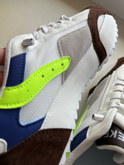 Продам новые кроссовки