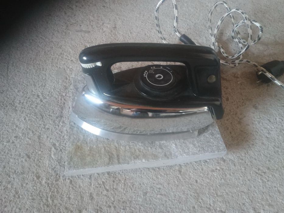 Стара електрическа ютия