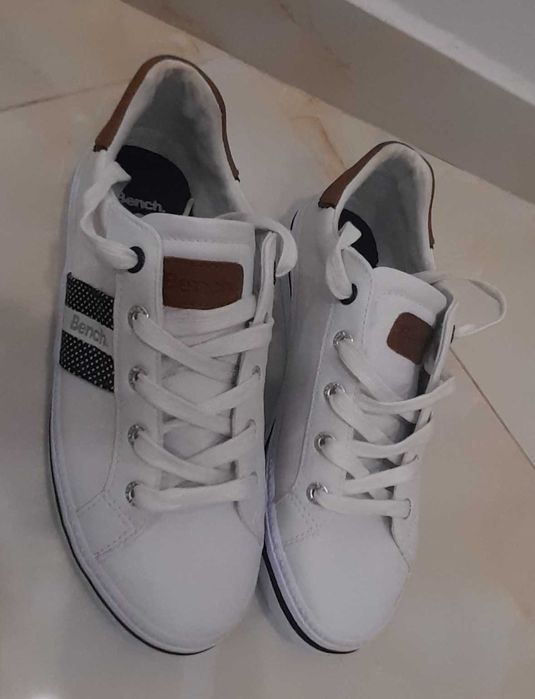 Маркови бели маратонки BENCH