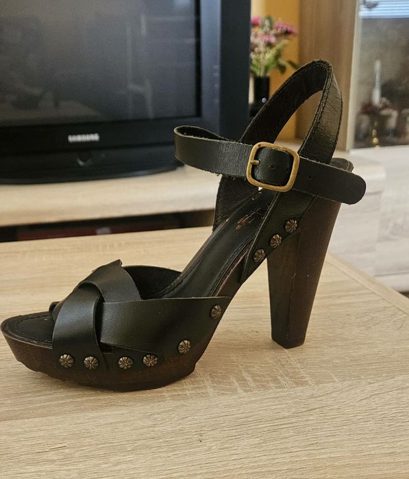 Продавам испански дамски сандали.ли