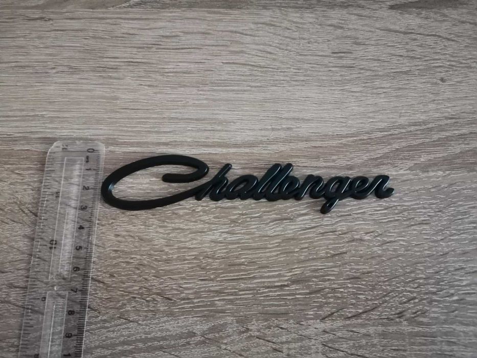 Dodge Challenger черна емблема стар стил