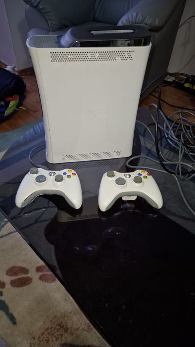 Vând Xbox 360 120 GB HDD