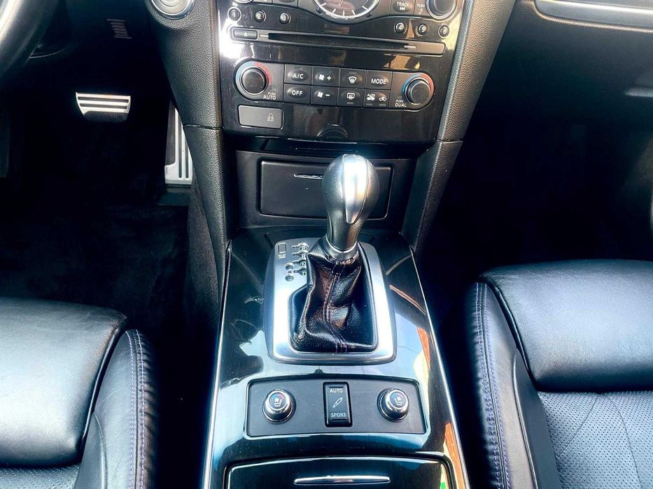 Infiniti QX 70 de vânzare + roți de iarnă