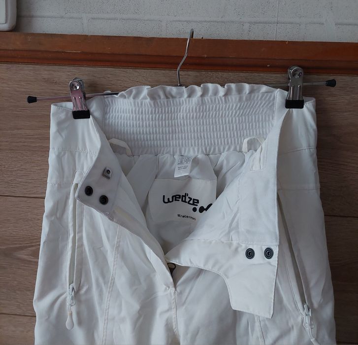 Розов гащеризон и бяло ски долнище