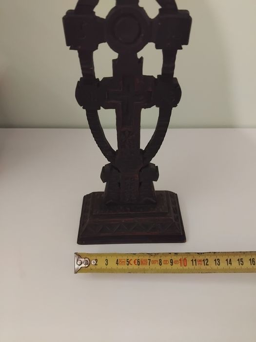 Cruce veche sculptată în lemn – artă populară românească
