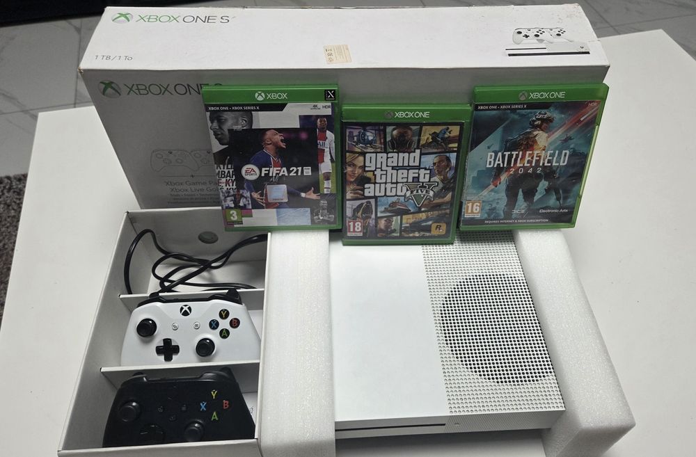 Xbox One S 1TB 3jocuri+ 2manete