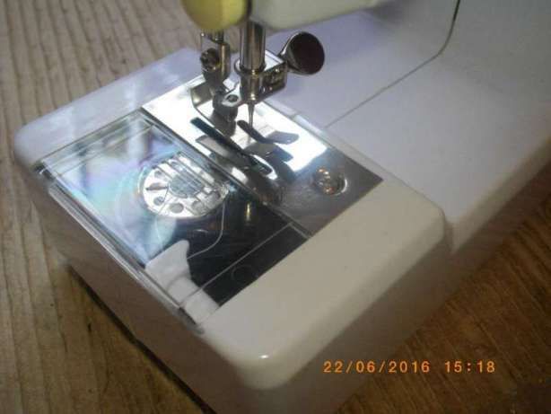 С Проблем-Нова Шевна Машина На Ток и На Батерии-Пълен Комплект