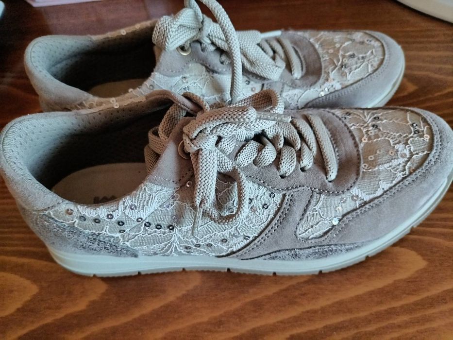 Модерни златисти маратонки номер 37