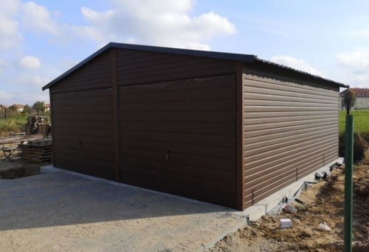 Garaje auto pe structura metalica învelite cu panouri Sandwich