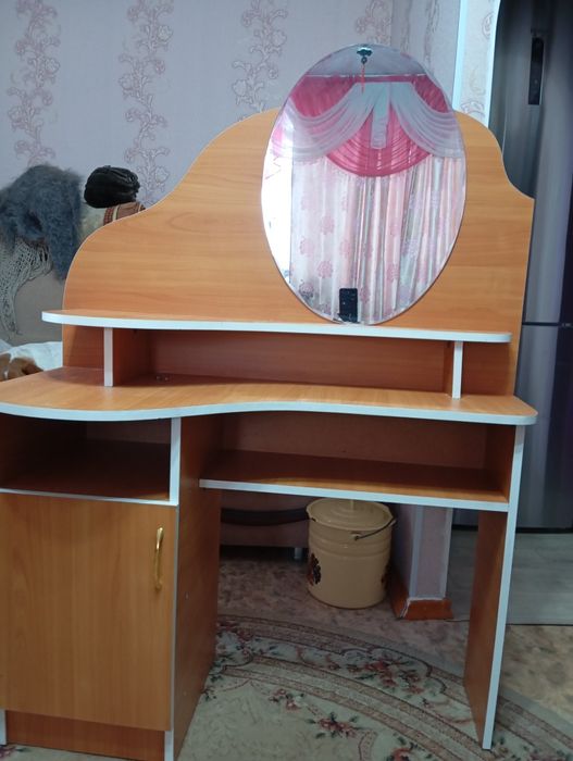 Столик туалетный