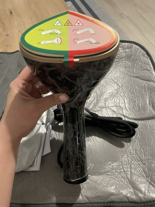 Чисто НОВ ръчен уред за гладене с пара Philips STH7060/80