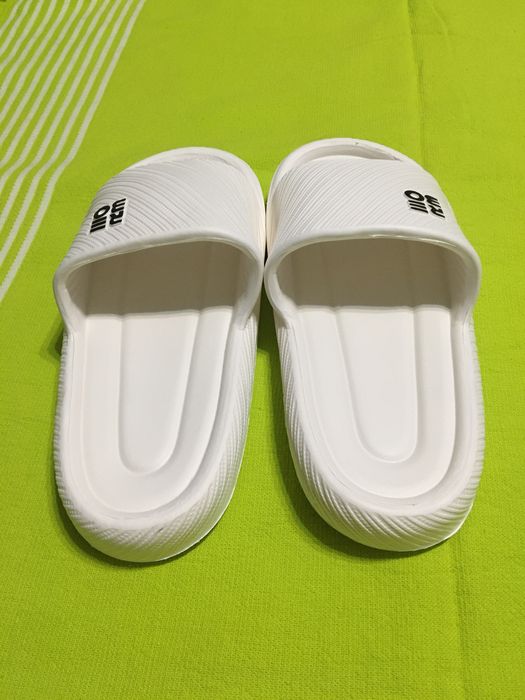 Papuci albi in trend