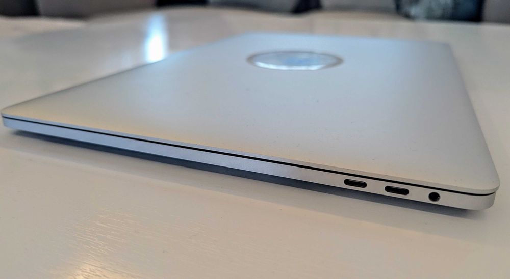 Vând MacBook Pro 15'', 2017, 16GB RAM, 256GB SSD