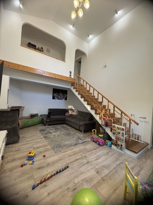 Vand casa cu piscina