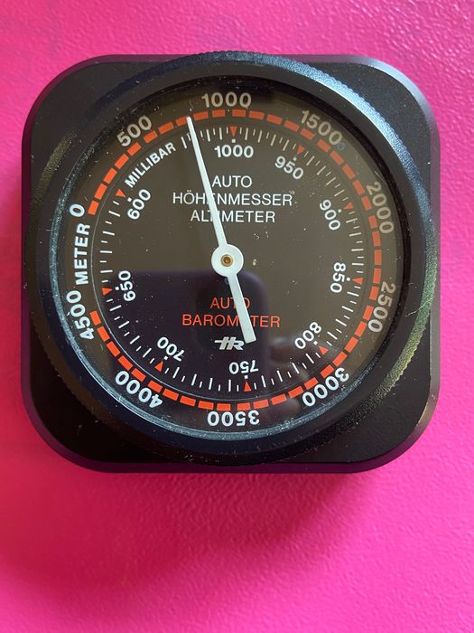 Автомобилен ретро барометър и високомер