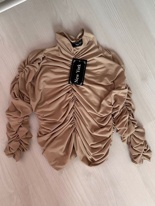 Набрана блуза бежаво