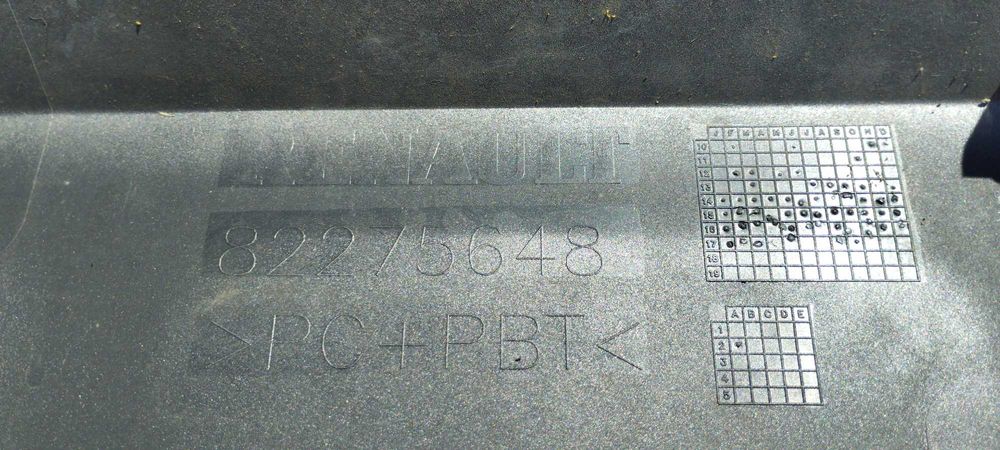 Renault Range T лайсна над радиаторната решетка.