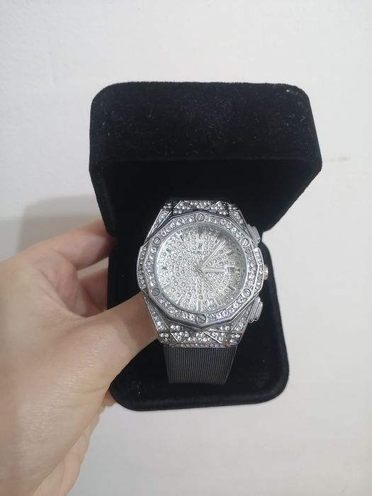 Ayollar uchun Kumush soat