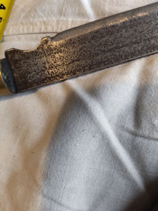 Продавам старинен нож острие