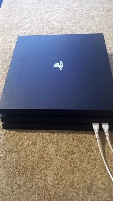 Sony Playstation 4 pro va 9 ta diski bilan
