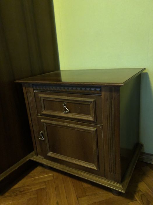 Продава се- спалня, две шкафчета, гардероб и тоалетка с огледало